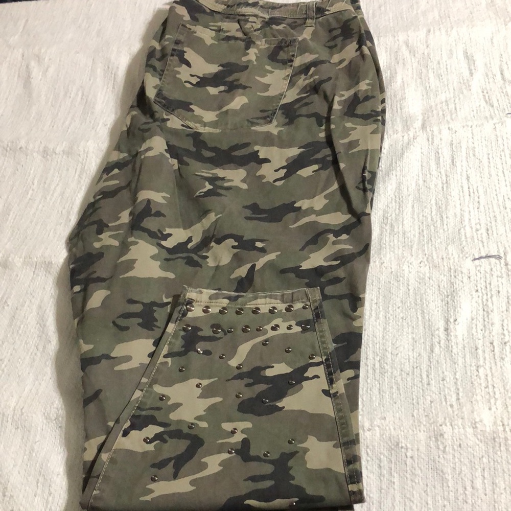 NWT- Camo Mid Rise Skinny Pants - Size 28